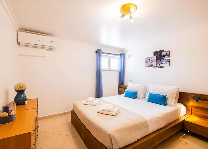 Daisy 2 Bedroom דירה