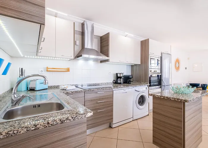 Daisy 2 Bedroom דירה *